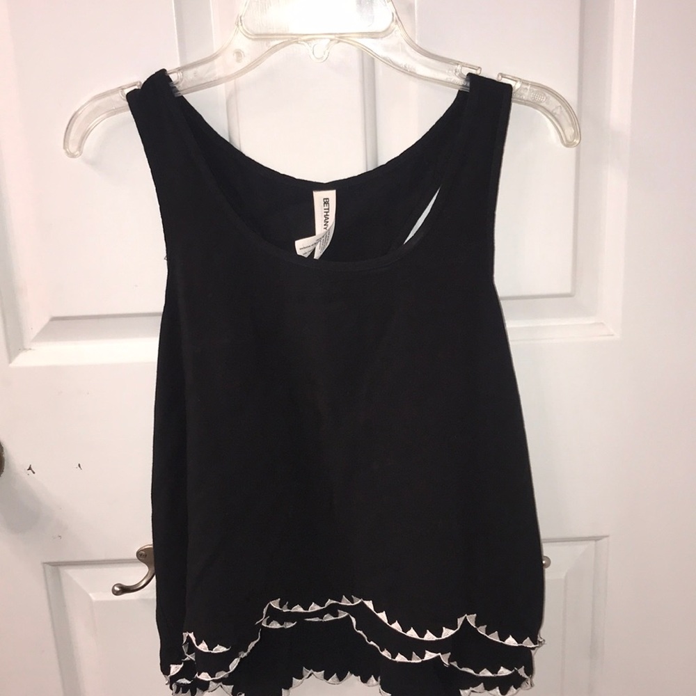 Black scallop hem tank